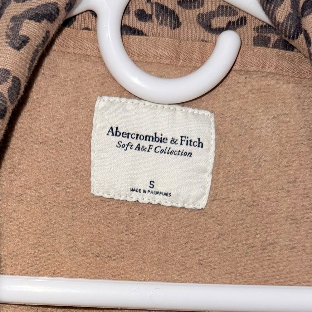 ⭐️ Abercrombie & Fitch Animal Print Cardigan ⭐️ - Picture 3 of 3